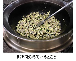 野菜を炒めているところ