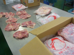 産地で機械処理してパック詰めされたもも肉学校給食用