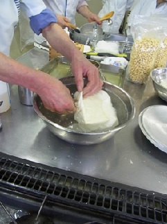 豆腐を型から抜く